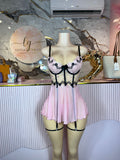 Vestido rosa con ligueros negros