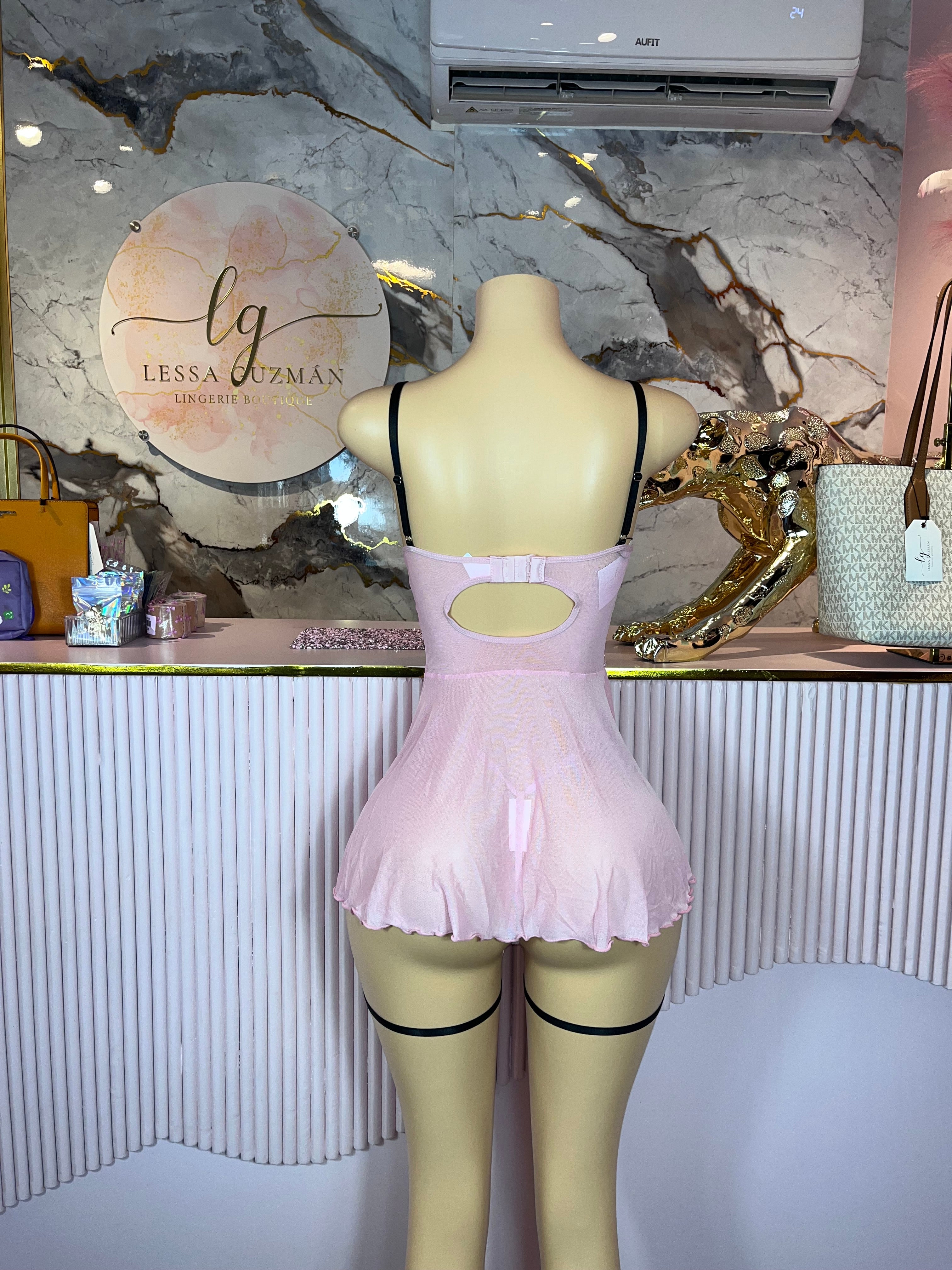 Vestido rosa con ligueros negros