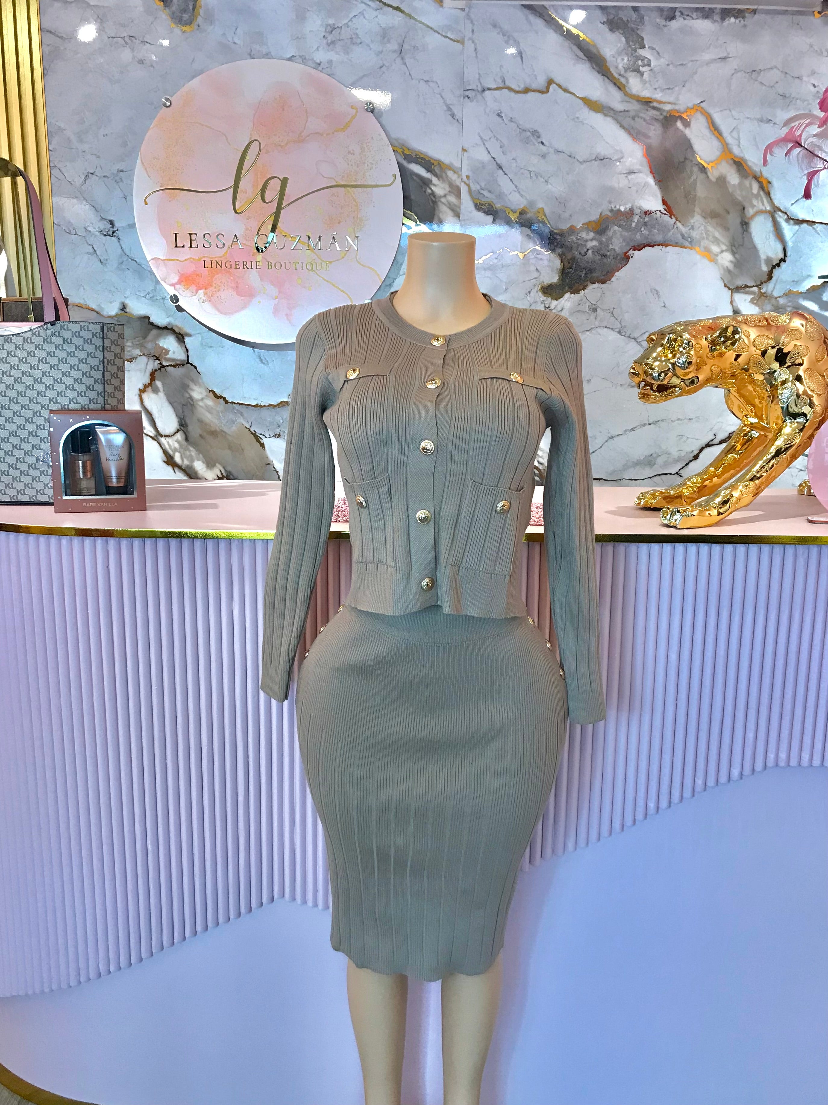 Conjunto Falda Blusa y suéter