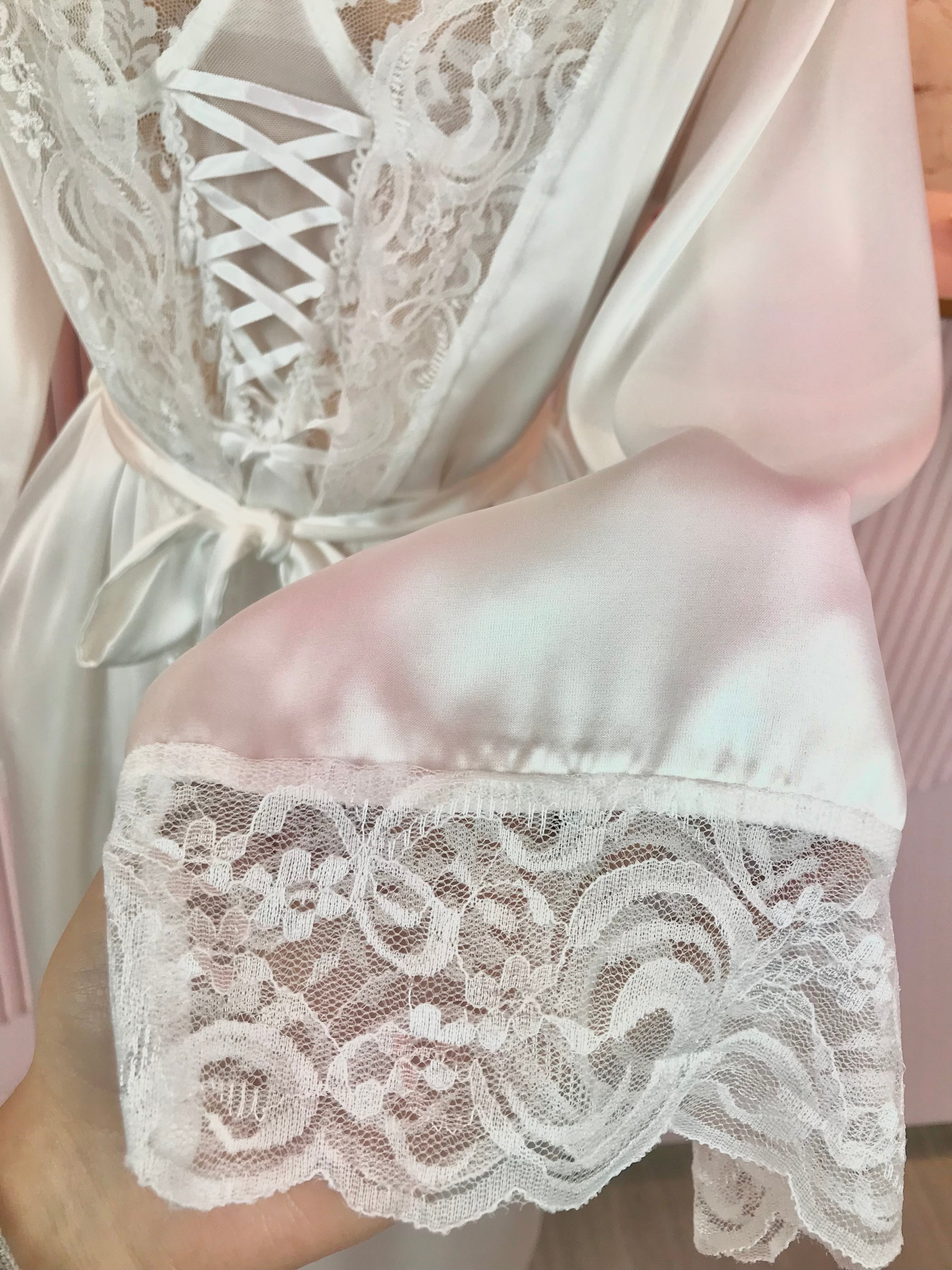 Bata de Seda y Encaje Larga Blanca