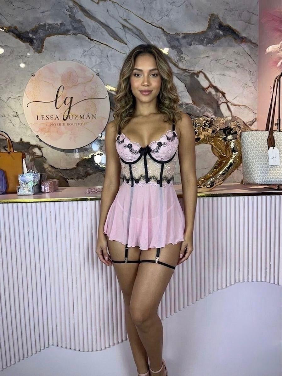 Vestido rosa con ligueros negros