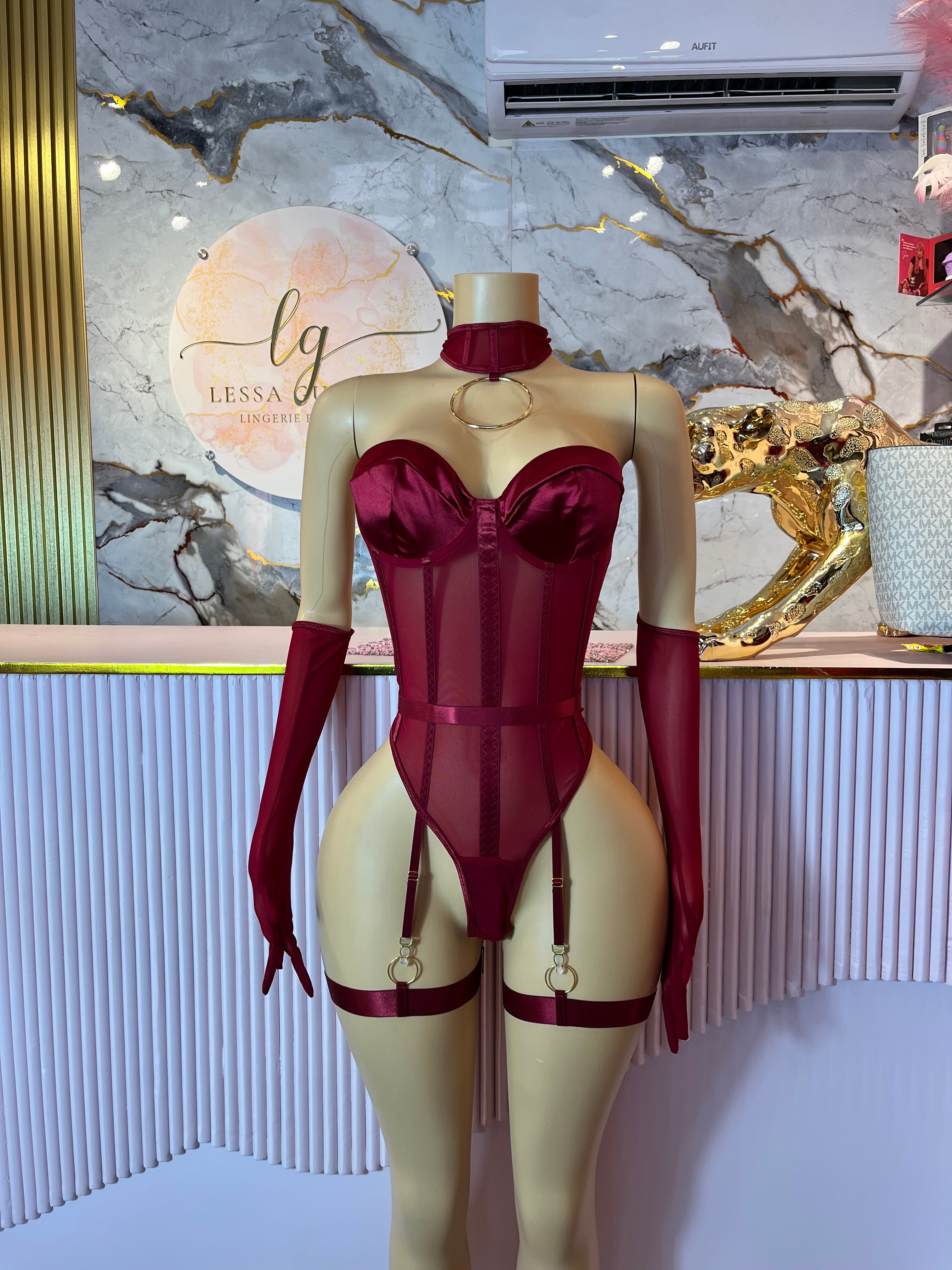 010 Body rojo elegante con gargantilla y guantes
