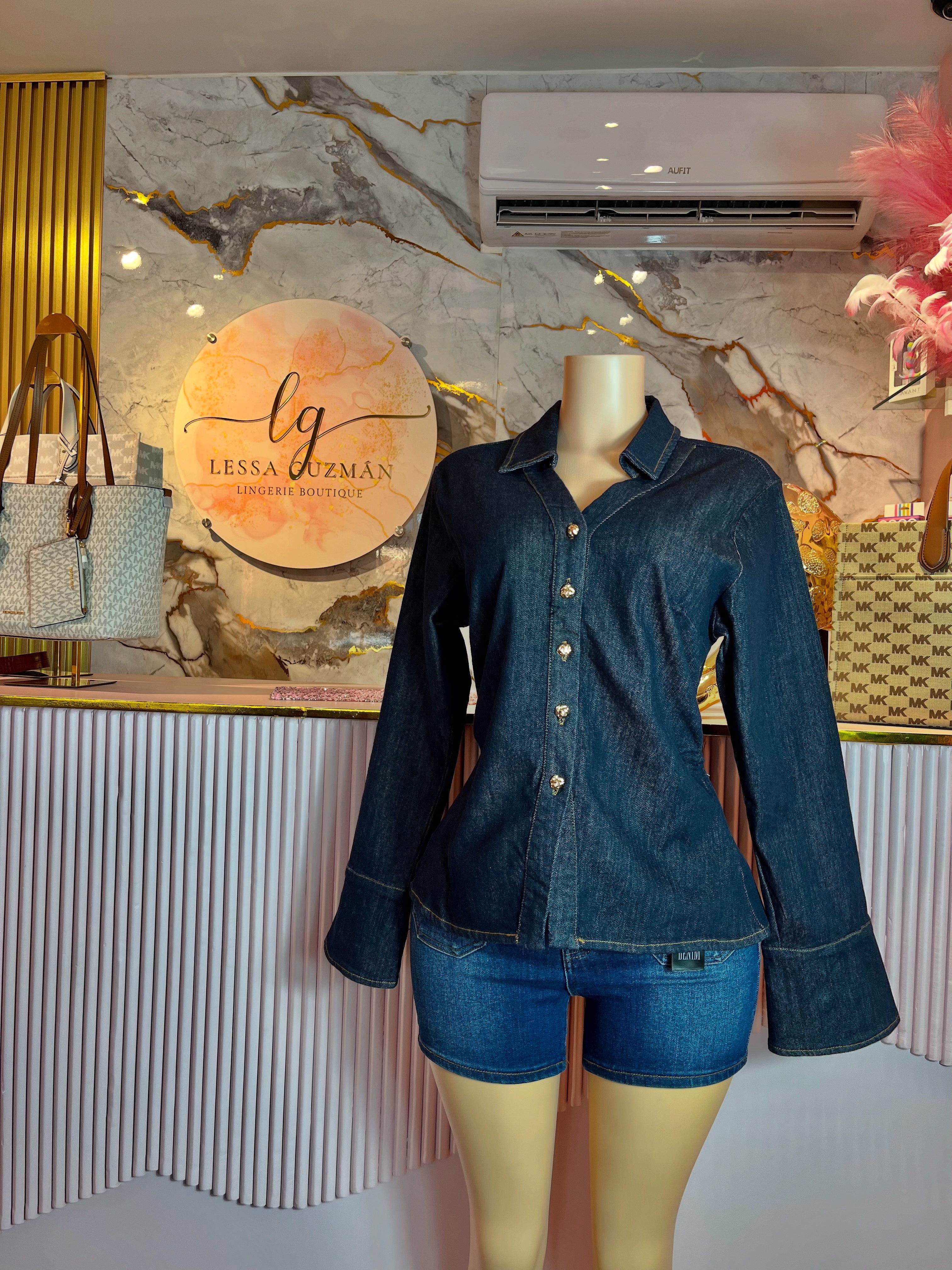 Camisa de mezclilla botones dorados