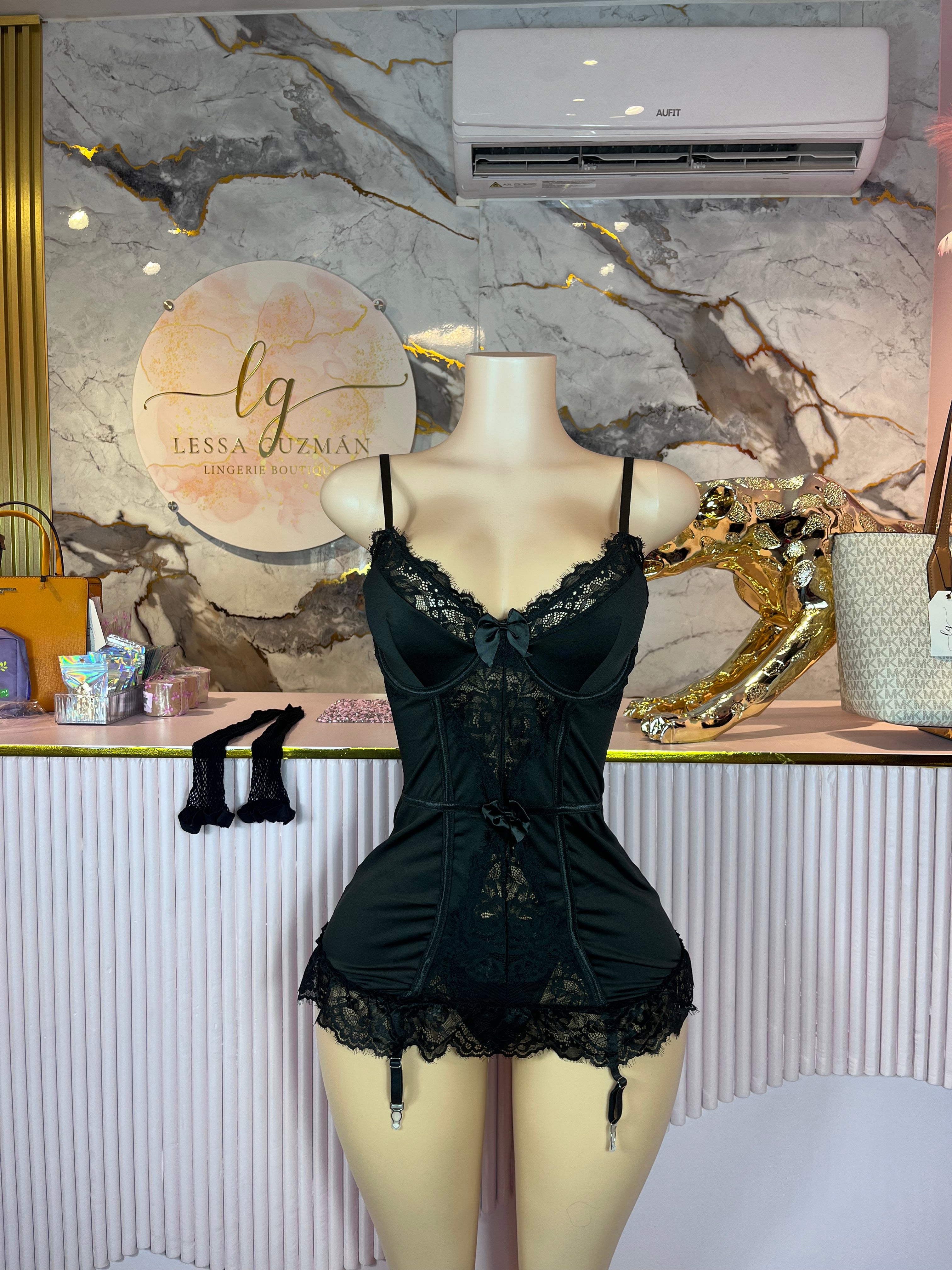 Vestido negro satinado con moños