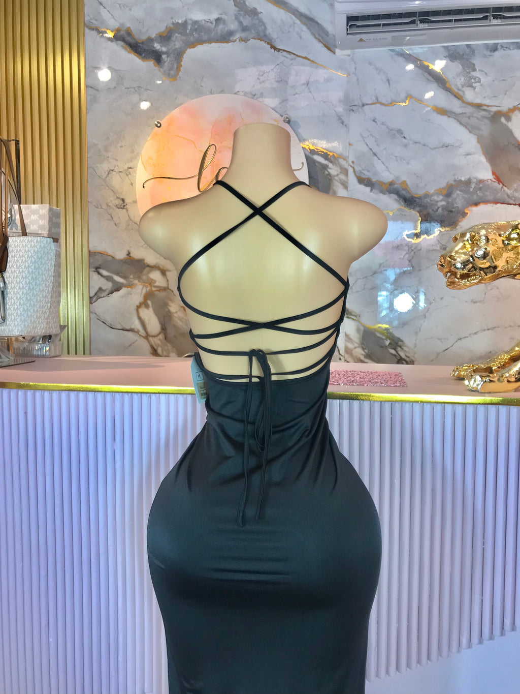 Vestido negro sin espalda