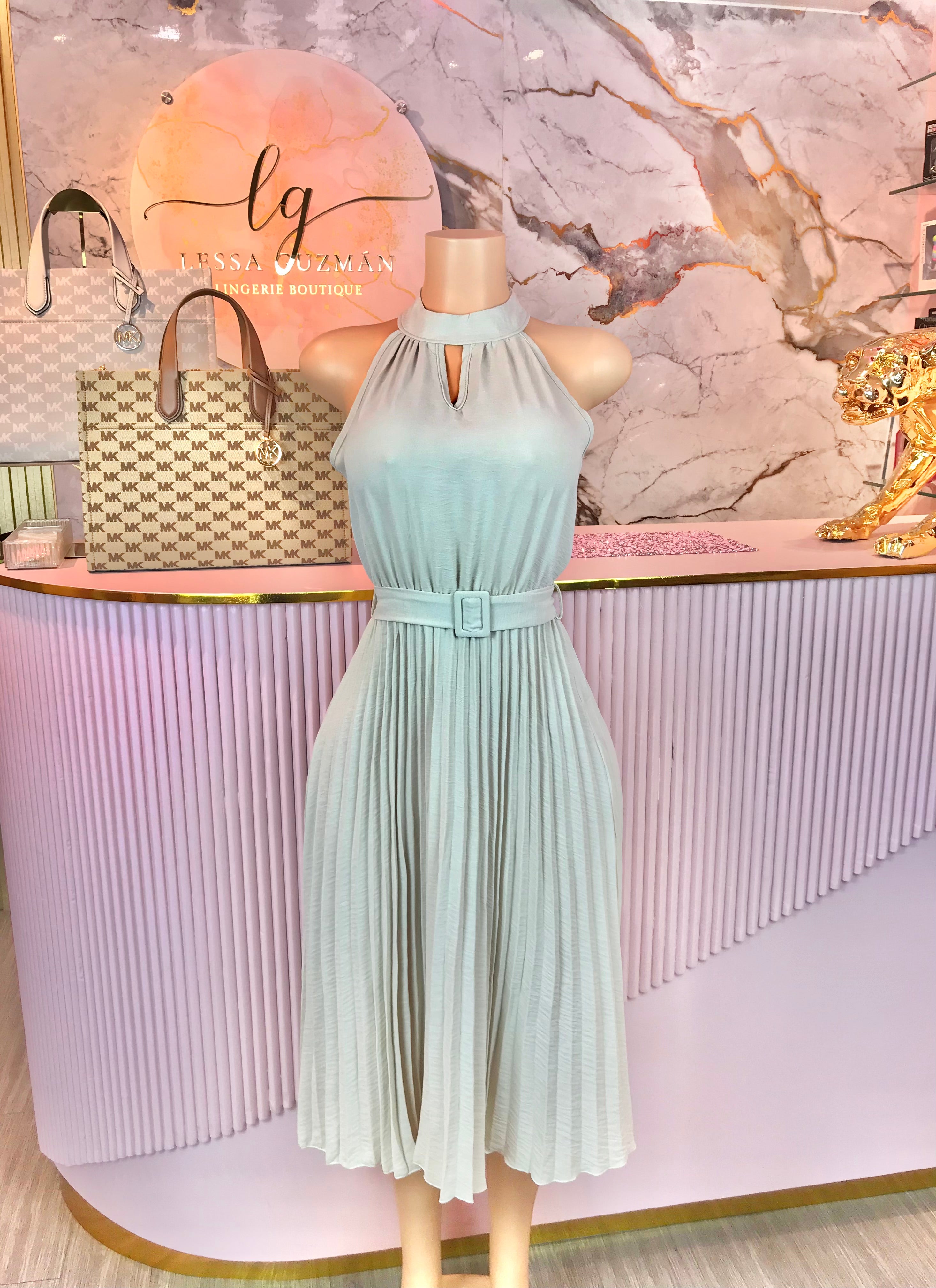 Vestido cuello alto con cinto