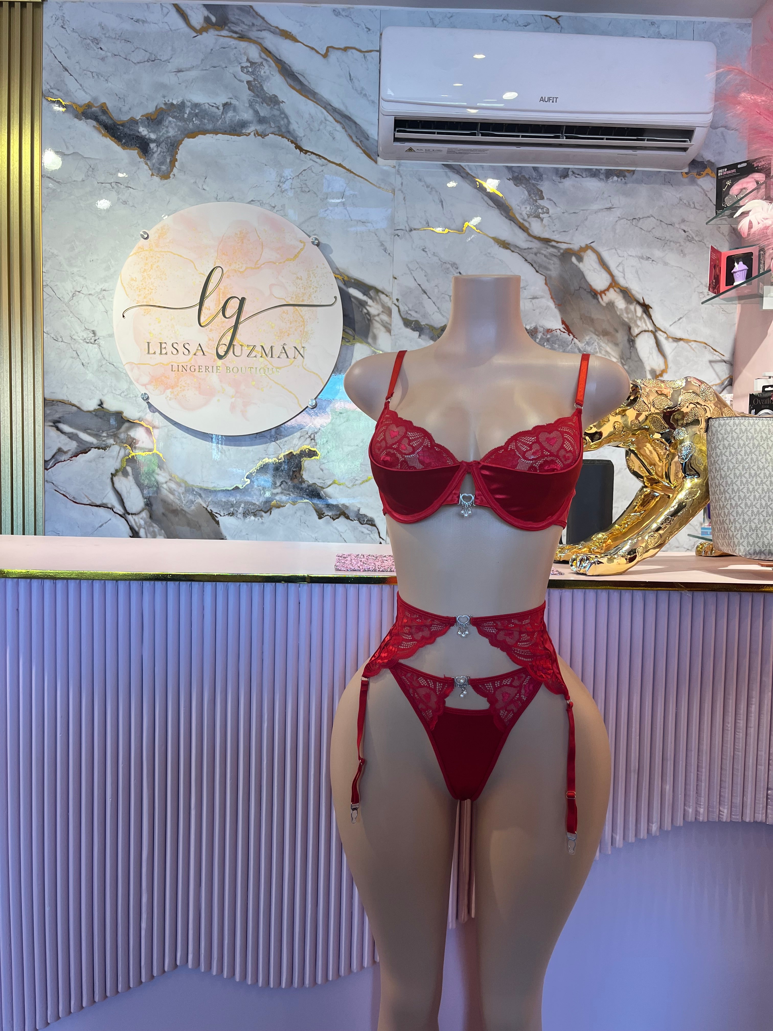 008 Lencería roja de satín con pedrería