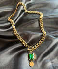 Collar con piedra verde