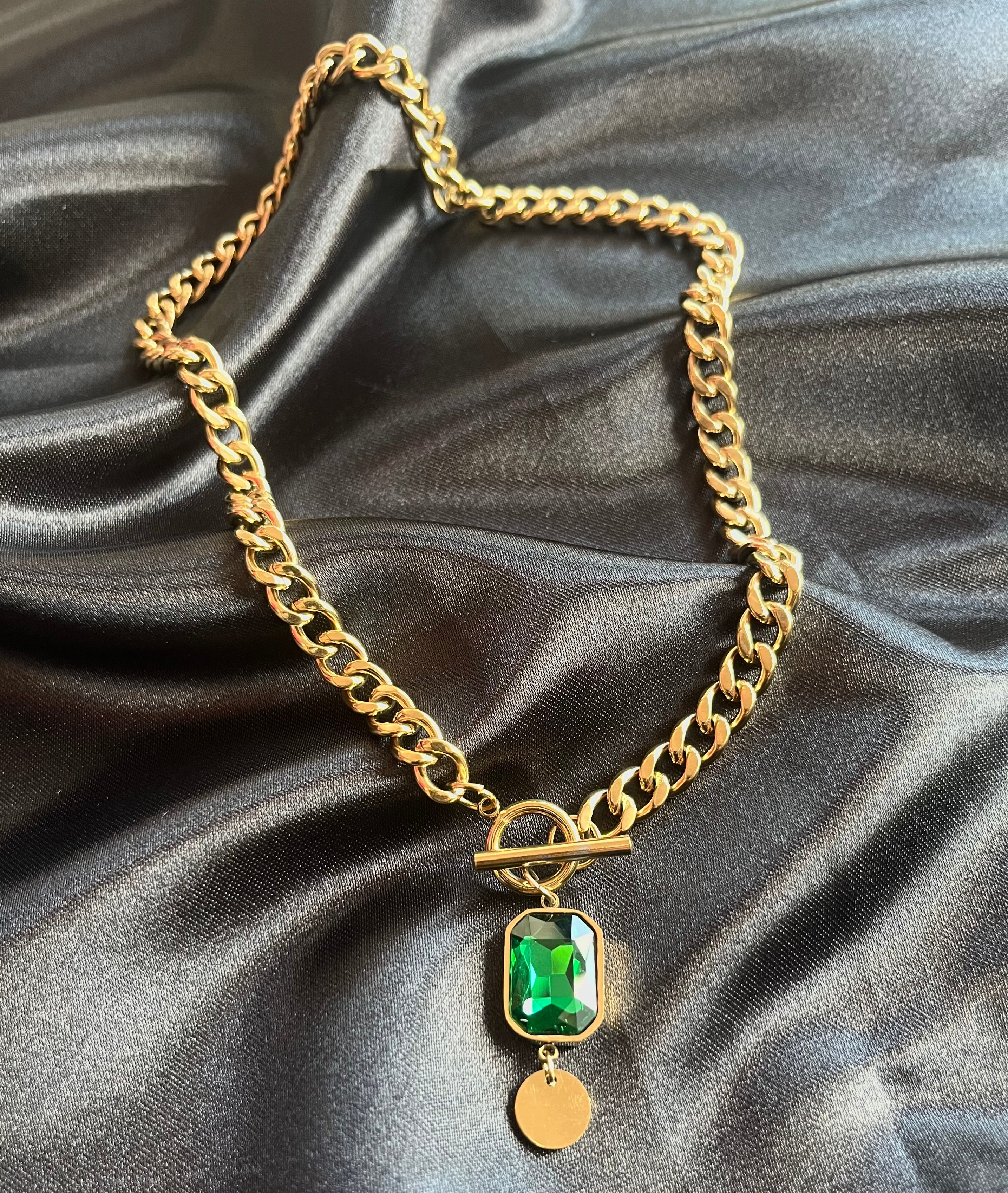 Collar con piedra verde