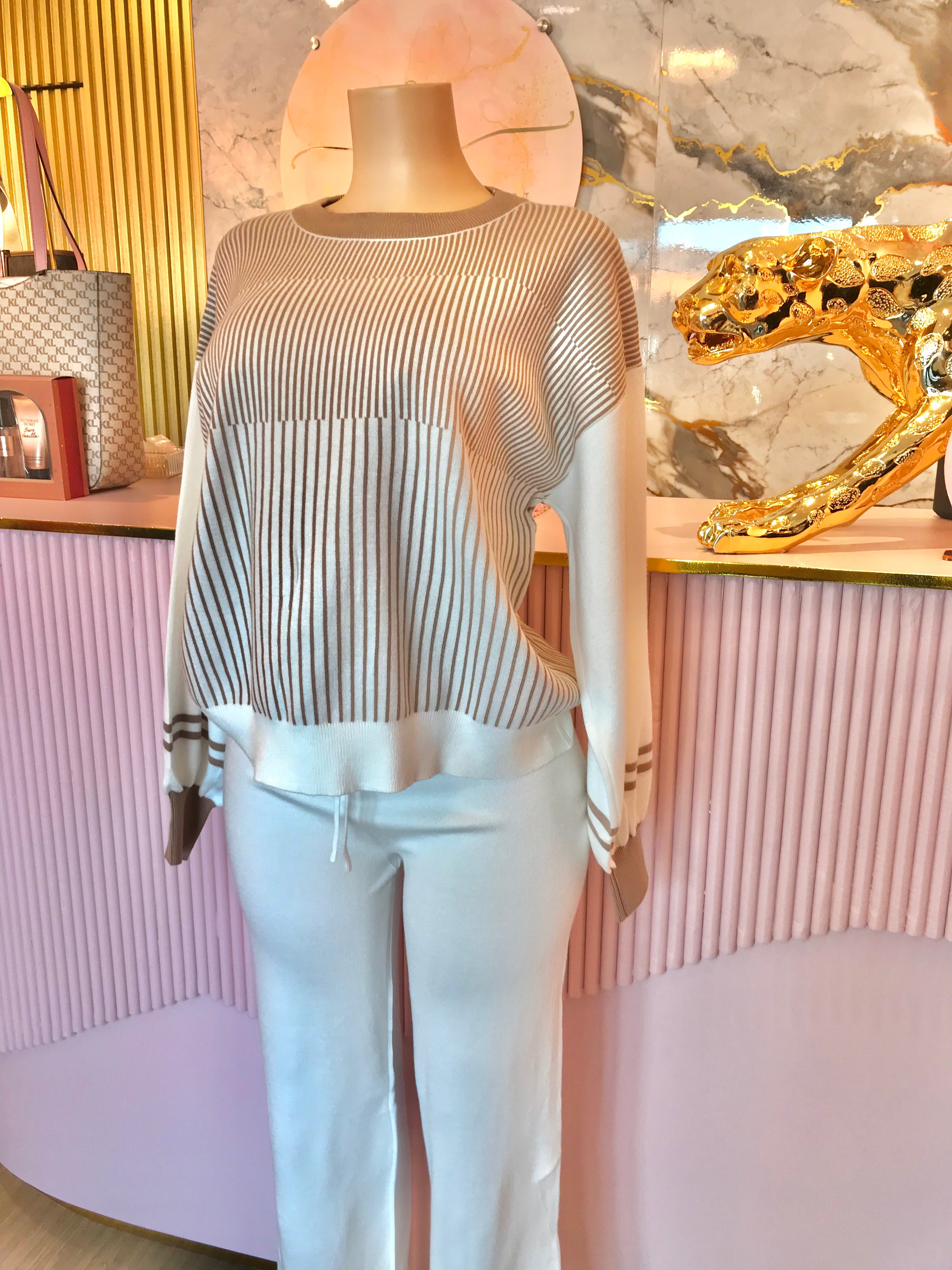 Conjunto Suéter de Rayas y Pantalón